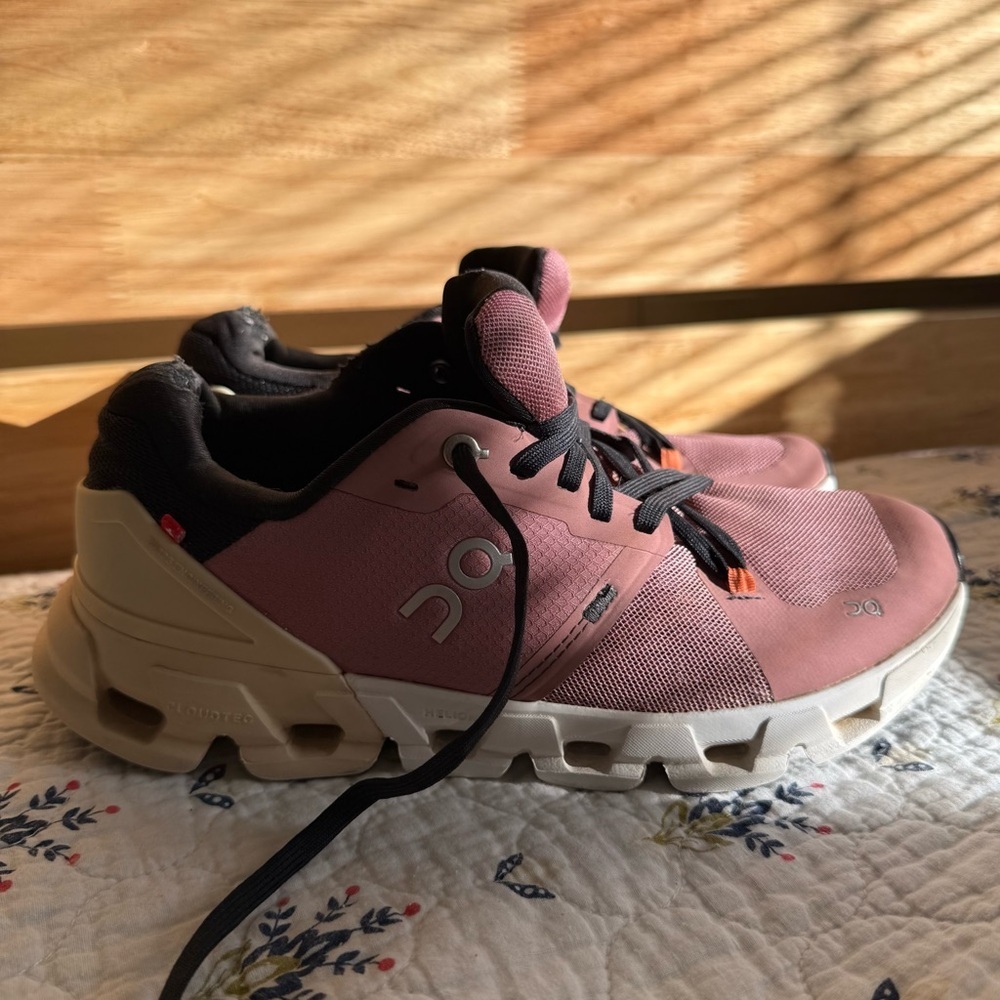 On Running Cloudflyer 4 Pink Athletic Shoes Sneakers Women’s 7.5